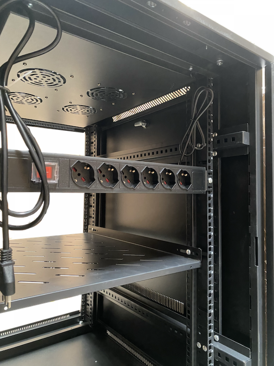 LK - RK18-9VL. LINKMADE 18U 90CM-FONDO RACK PISO C/PDU-VENT NEGRO